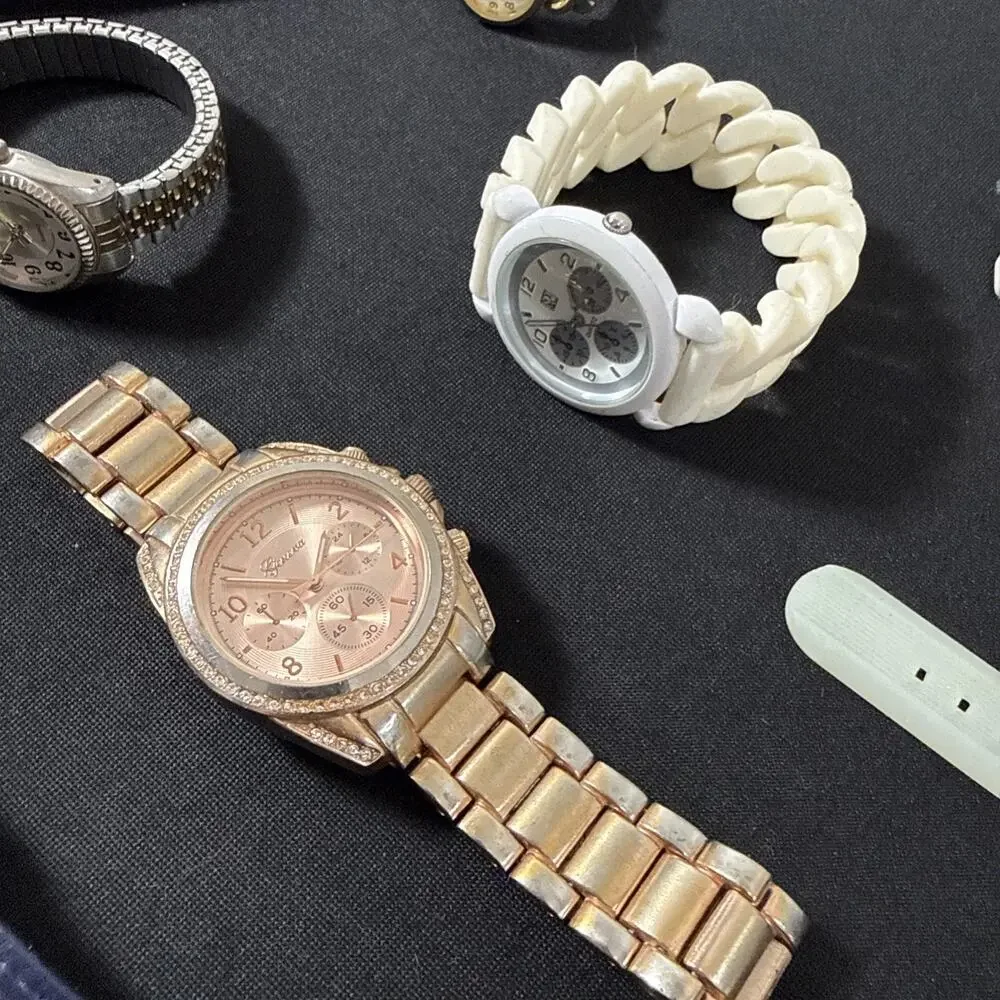 (A2) Bulk Lot Of 25 Watches Vintage And Modern Running On New Batteries!